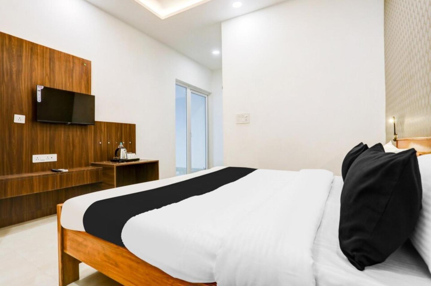 The Grand Blue Hotel Greater Noida Exterior foto